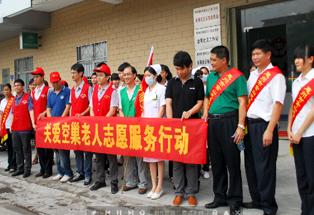 關(guān)愛老人，“五四”青年在行動